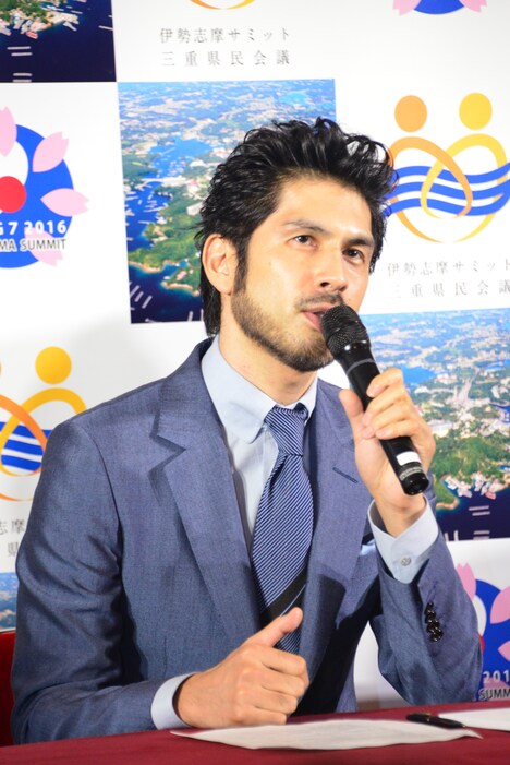 質疑応答中の平井堅。