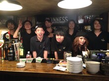 MV撮影時のTHE CHERRY COKE$とさらば青春の光。