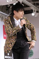 ズクダンズンブングンゲームを披露するユースケ。