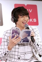 「Yell」初回盤のフォトブックを開くタカシ。