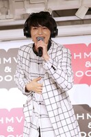 「Starlight」を歌うタカシ。