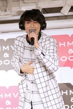 「Starlight」を歌うタカシ。