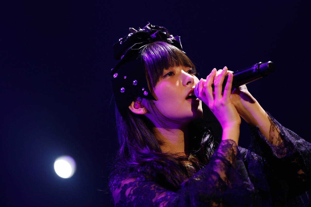 「20世紀の逆襲」1～3章を歌う上坂すみれ。（写真提供：キングレコード）