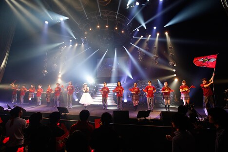 客席からステージへと歩を進め「無窮なり趣味者集団」を歌う上坂すみれ。（写真提供：キングレコード）