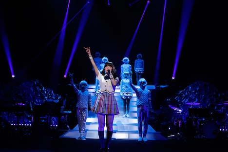 「テトリアシトリ」をパフォーマンスする上坂すみれ。（写真提供：キングレコード）