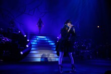 「20世紀の逆襲」1～3章を歌う上坂すみれ。（写真提供：キングレコード）