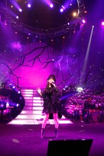 上坂すみれ「超中野大陸の逆襲 草莽の巻」の様子。（写真提供：キングレコード）