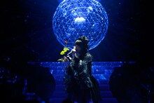 「20世紀の逆襲」1～3章を歌う上坂すみれ。（写真提供：キングレコード）