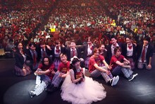 サポートバンド、ダンサー、同志諸君と記念撮影をする上坂すみれ。（写真提供：キングレコード）