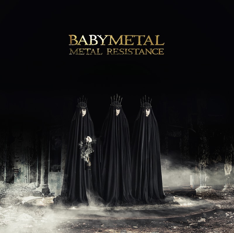 人気画像2位は「BABYMETAL、新ビジュアルは黒装束」より、BABYMETAL「METAL RESISTANCE」初回限定盤ジャケット。