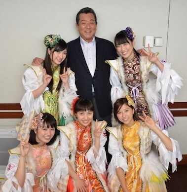 前列左から佐々木彩夏、百田夏菜子、玉井詩織、後列左から有安杏果、加山雄三、高城れに。