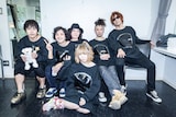 左奥からピエール中野、畠山健嗣、直枝政広、tatsu、奥野真哉、手前が大森靖子。(撮影:Masayo)
