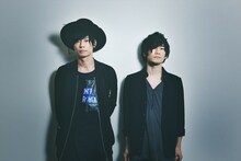 左から川上洋平（[Alexandros]）、TK（TK from 凛として時雨）。（撮影：河本悠貴）