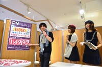 ノルマまであと1枚となり、思わず笑みがこぼれるレナ（中央）とリサ（右）。