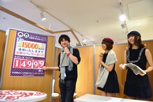 ノルマまであと1枚となり、思わず笑みがこぼれるレナ（中央）とリサ（右）。