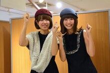 ノルマを達成し大喜びのレナ（左）とリサ（右）。