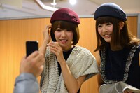 ツイキャスを通じて全国のファンにノルマ達成を報告するバニラビーンズ。