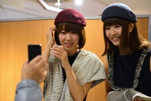 ツイキャスを通じて全国のファンにノルマ達成を報告するバニラビーンズ。