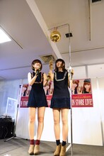 くす玉を割るバニラビーンズ。