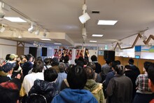 バニラビーンズによるミニライブの様子。