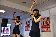 バニラビーンズによるミニライブの様子。