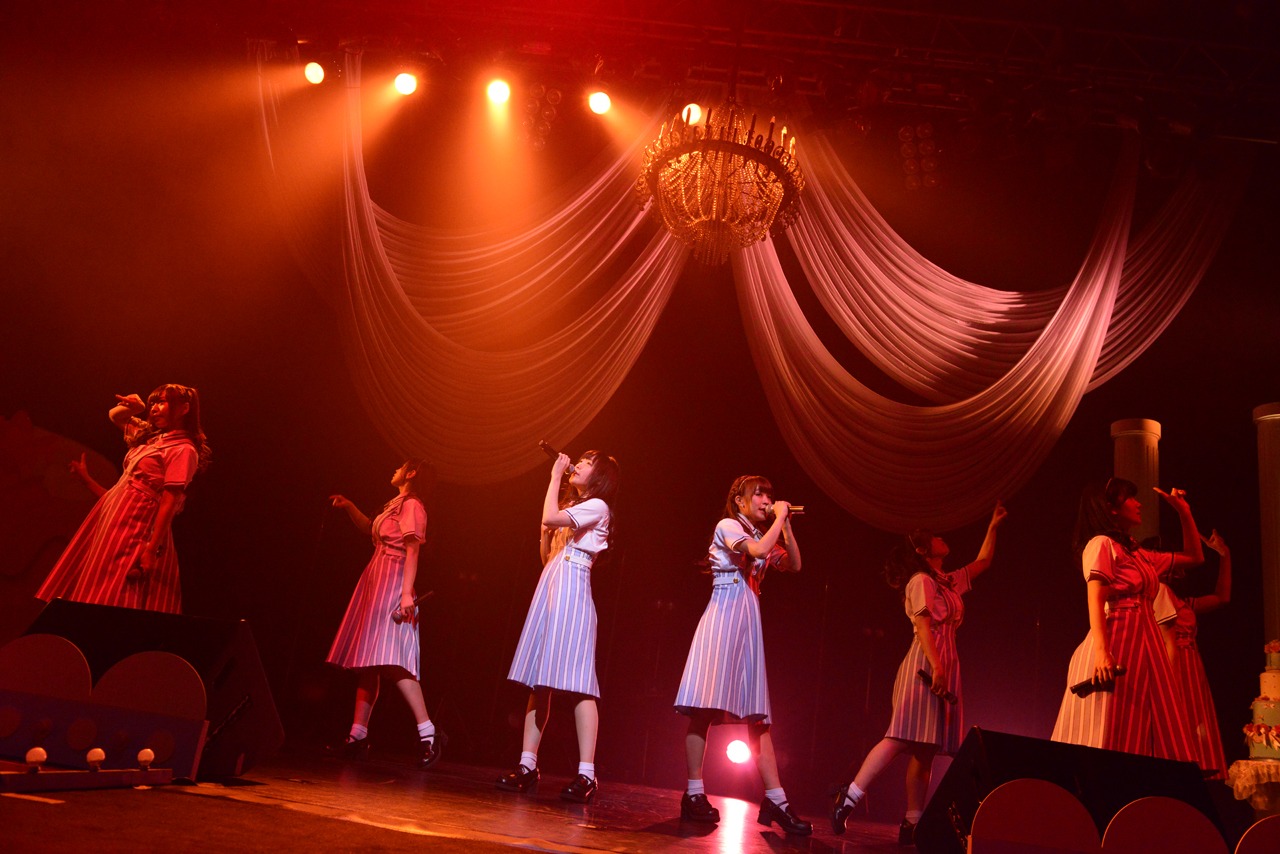 「小田桐奈々Birthday & 2ndシングル『純白アントワネット』発売記念ワンマン」終演後の集合写真。