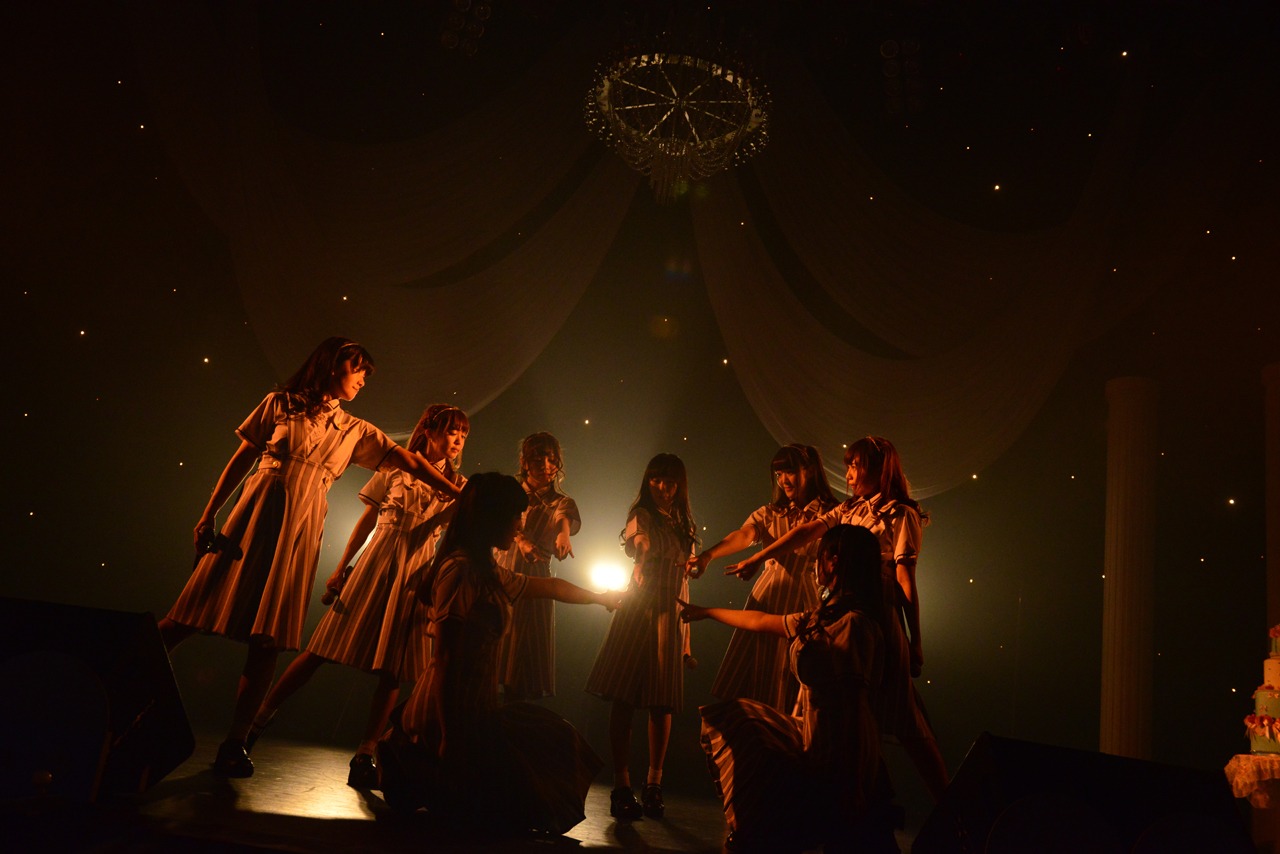「小田桐奈々Birthday & 2ndシングル『純白アントワネット』発売記念ワンマン」終演後の集合写真。
