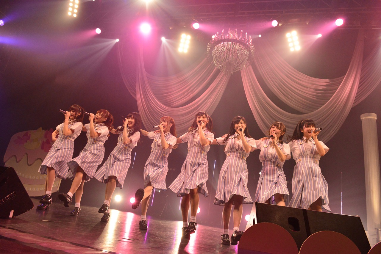 「小田桐奈々Birthday & 2ndシングル『純白アントワネット』発売記念ワンマン」終演後の集合写真。