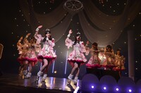 「小田桐奈々Birthday & 2ndシングル『純白アントワネット』発売記念ワンマン」終演後の集合写真。
