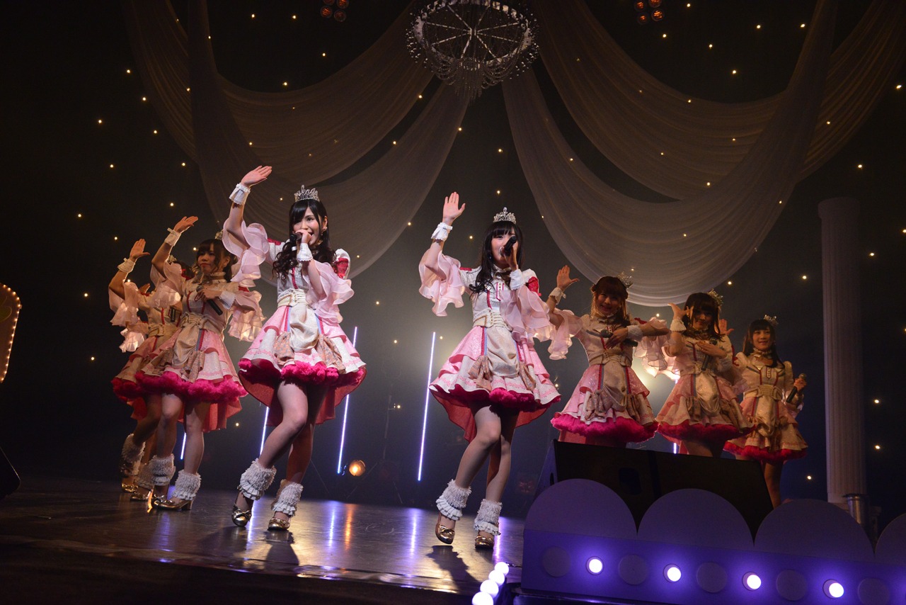 「小田桐奈々Birthday & 2ndシングル『純白アントワネット』発売記念ワンマン」終演後の集合写真。