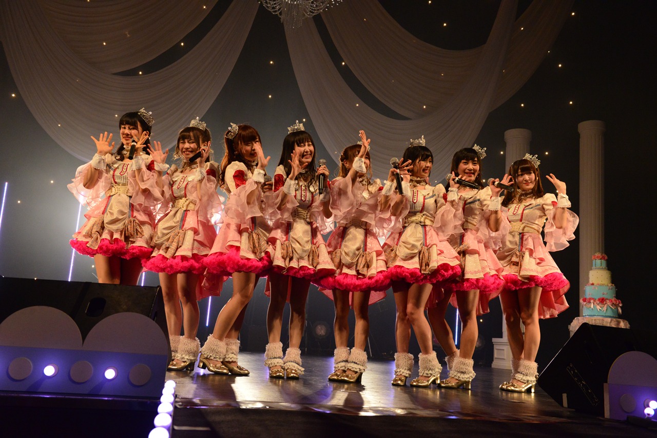 「小田桐奈々Birthday & 2ndシングル『純白アントワネット』発売記念ワンマン」終演後の集合写真。