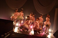 「小田桐奈々Birthday & 2ndシングル『純白アントワネット』発売記念ワンマン」終演後の集合写真。