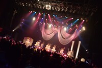 「小田桐奈々Birthday & 2ndシングル『純白アントワネット』発売記念ワンマン」終演後の集合写真。