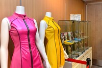 渋谷マルイ8Fで実施されている特別展示「バニラの部屋」にはメンバーがジャケット撮影で着用した衣装も。