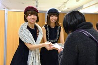 アルバム購入者に直接CDを手渡すバニラビーンズ。