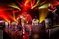 Crossfaithとベンジ・ウェブ（Skindred）。（撮影：青木カズロー）