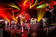 Crossfaithとベンジ・ウェブ（Skindred）。（撮影：青木カズロー）