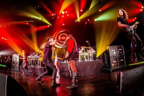 Crossfaithとベンジ・ウェブ(Skindred)。(撮影:青木カズロー)