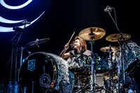 Tatsuya Amano（Dr）（撮影：青木カズロー）