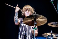 Tatsuya Amano（Dr）（撮影：青木カズロー）