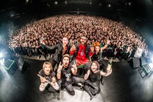 Skindredのベンジ・ウェブ（後列中央）とCrossfaith。（撮影：青木カズロー）