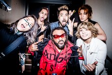 Skindredのベンジ・ウェブ（前列中央）とCrossfaith。（撮影：青木カズロー）