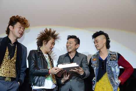 サプライズに驚くKEN（右から2番目）。