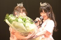 花束を受け取る小田桐奈々（右）。