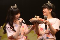 ケーキに感激する小田桐奈々（左）。