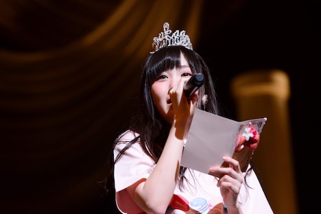 手紙を読み上げる小田桐奈々。