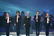 ゴスペラーズと谷村新司によるコラボステージの様子。（c）フジテレビ