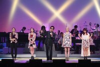 鈴木雅之とDreamによるコラボステージの様子。（c）フジテレビ