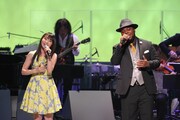 水樹奈々とクリス・ハートによるコラボステージの様子。（c）フジテレビ