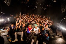 観客を交えて記念撮影をするNOISEMAKERとHello Sleepwalkers。（Photo by Takashi"TAKA"Konuma）